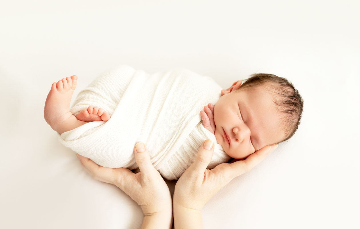 Zwangerschap/newborn fotoshoot bij een fotostudio naar keuze