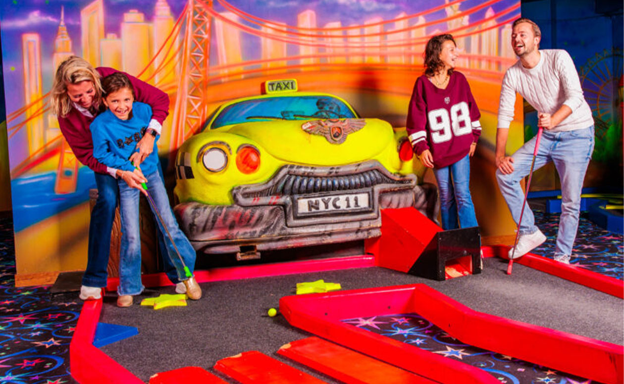 Glow in the Dark Minigolf bij Bowlmore Dordrecht (2 personen)