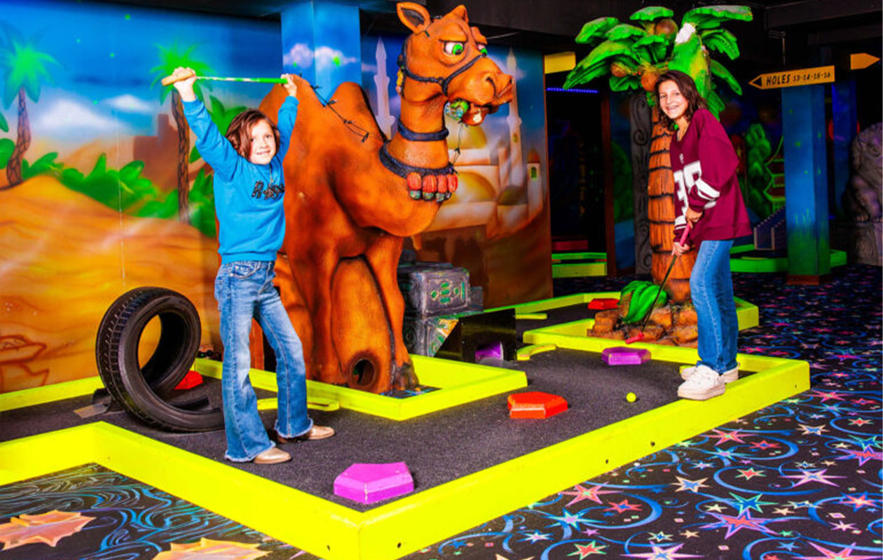 Glow in the Dark Minigolf bij Bowlmore Dordrecht (2 personen)