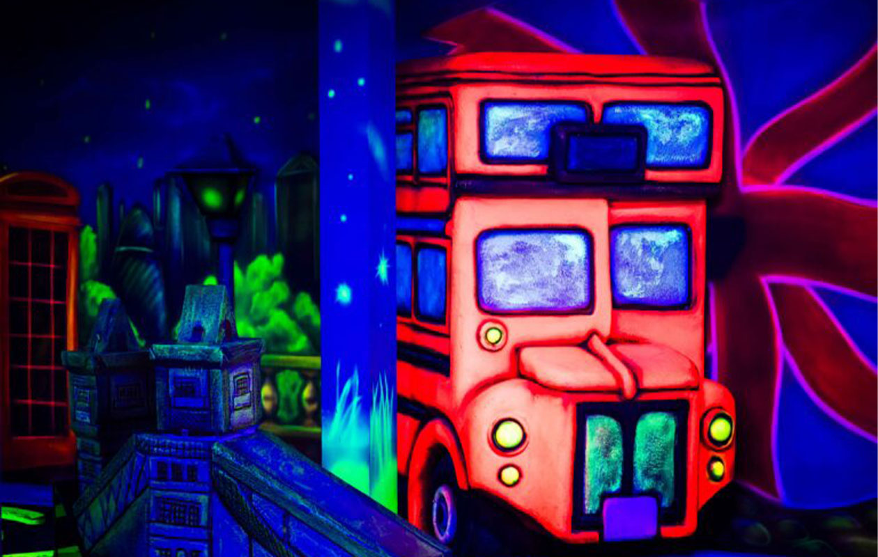 Glow in the Dark Minigolf bij Bowlmore Dordrecht (2 personen)