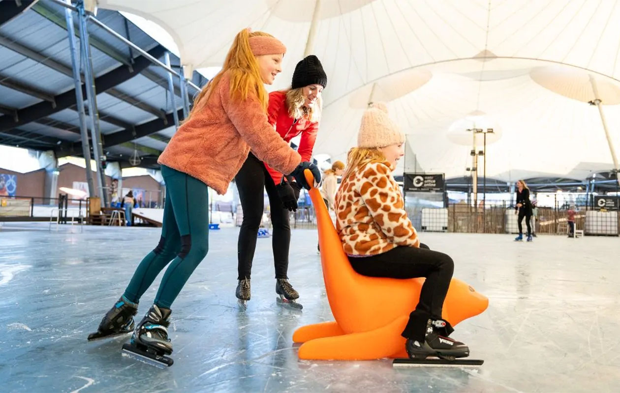 Ticket IJsbaan De Scheg + warme drank & appeltaart (2p.)