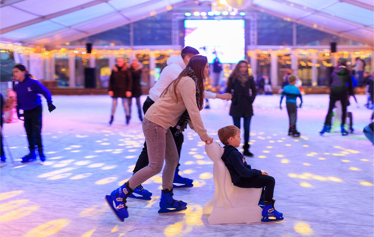 Ticket schaatsen + warme chocolademelk in Scheveningen (2p.)