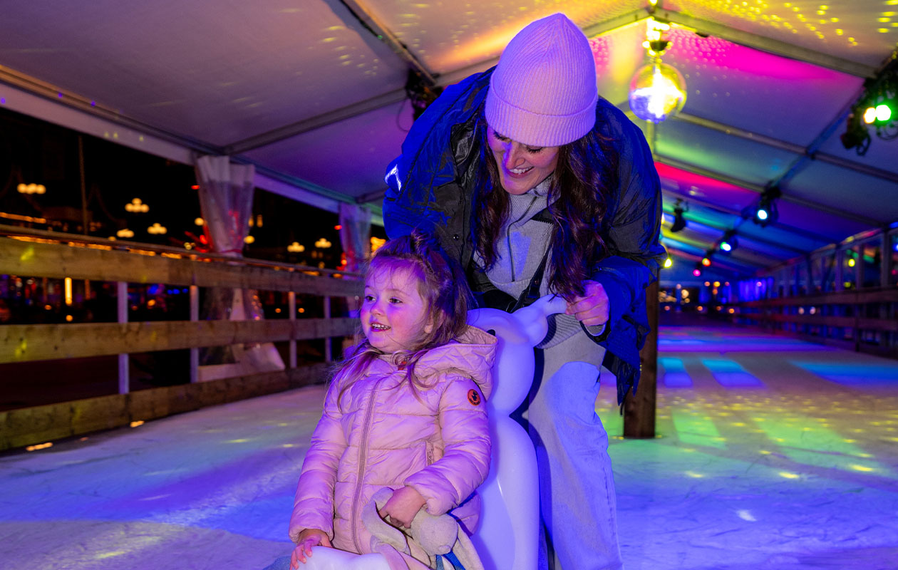 Ticket schaatsen + warme chocolademelk in Scheveningen (2p.)