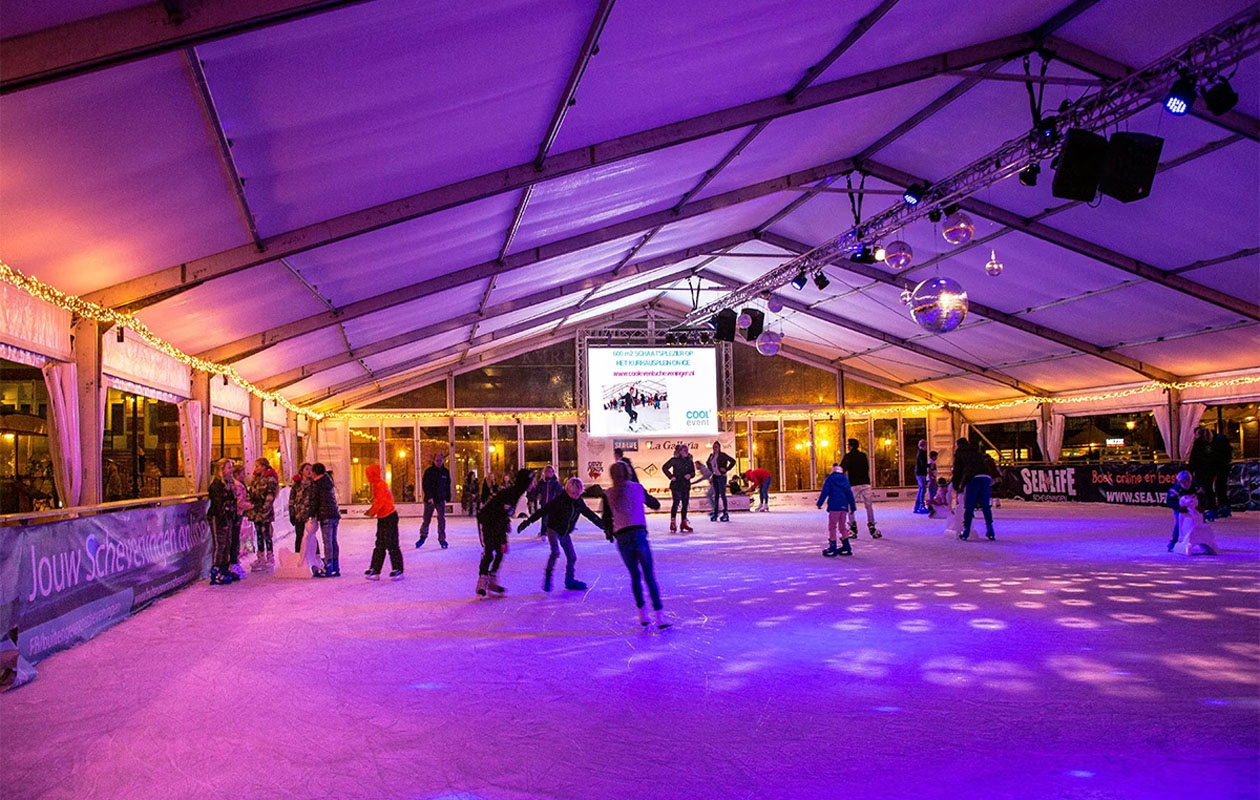 Ticket schaatsen + warme chocolademelk in Scheveningen (2p.)