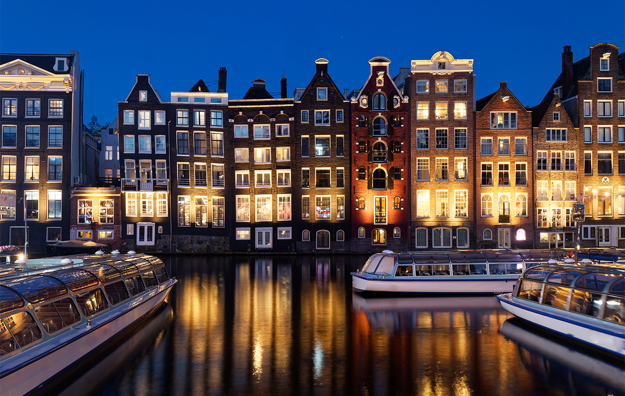 Amsterdam bij avondlicht tijdens een luxe rondvaart (2 personen)