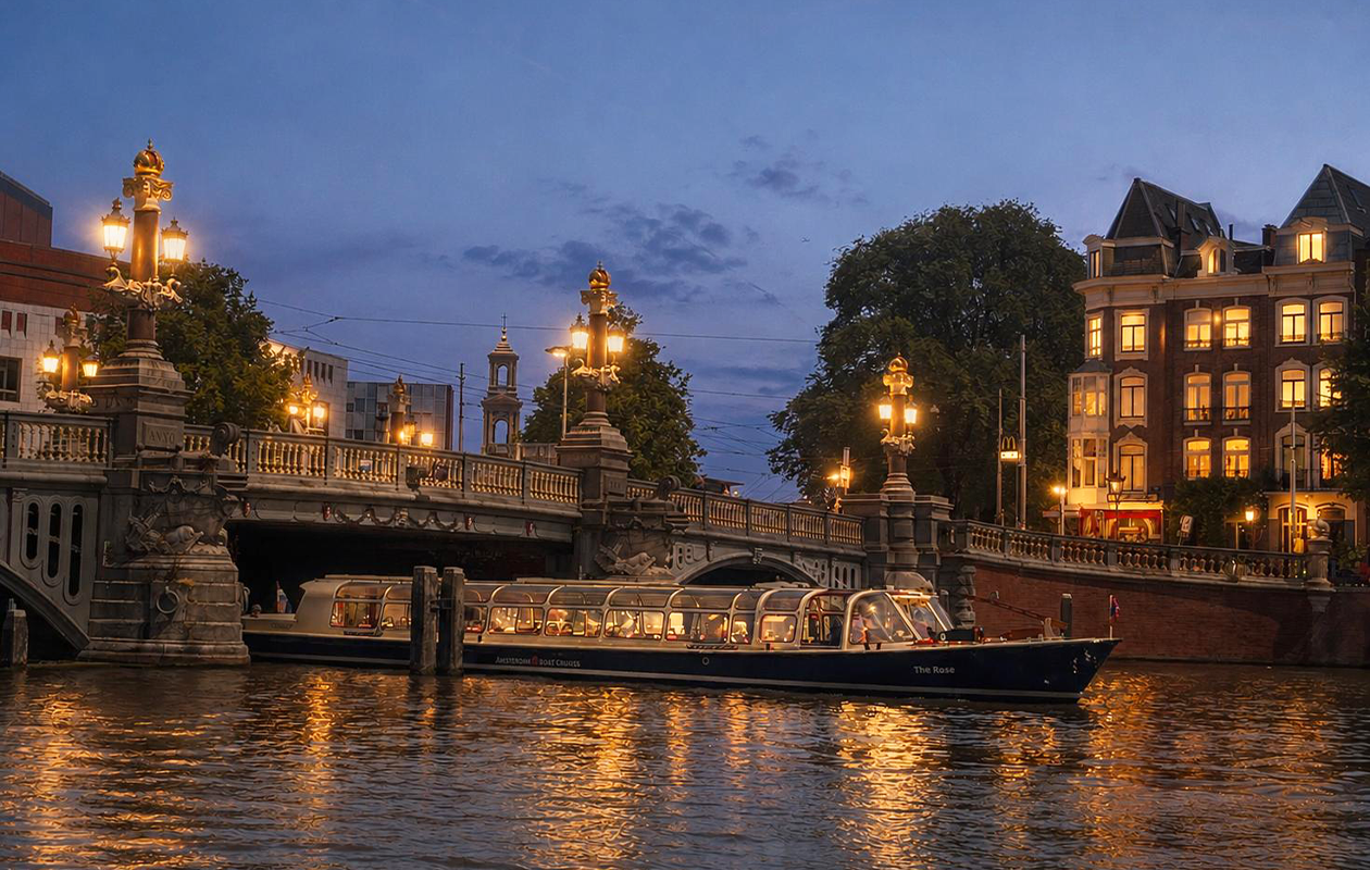 Amsterdam bij avondlicht tijdens een luxe rondvaart (2 personen)