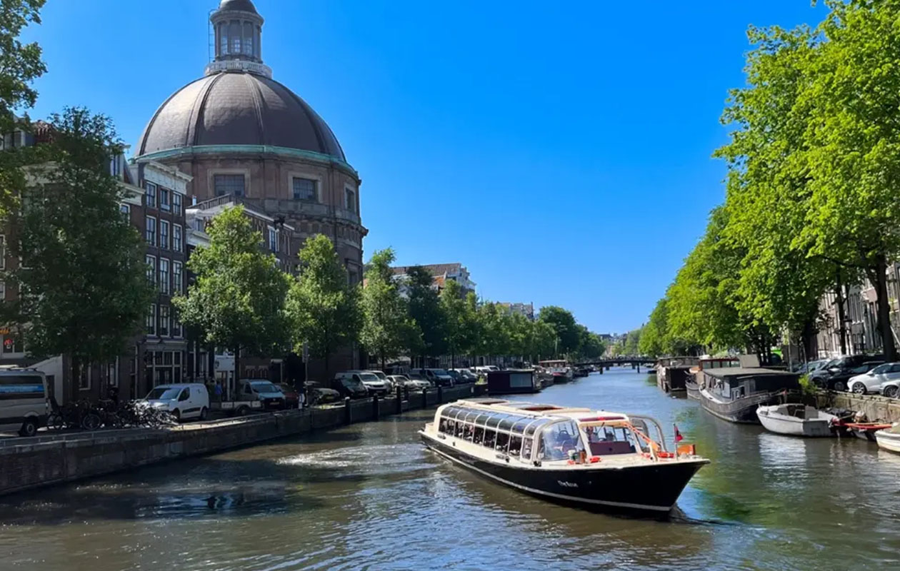 Rondvaart Amsterdam + entree Amsterdam VR Ride (2p.)