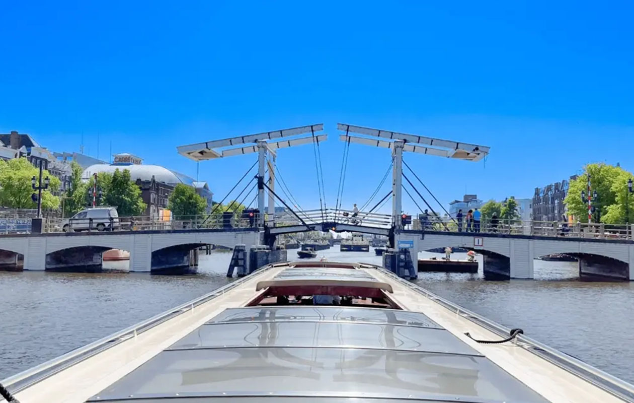 Rondvaart Amsterdam + entree Amsterdam VR Ride (2p.)