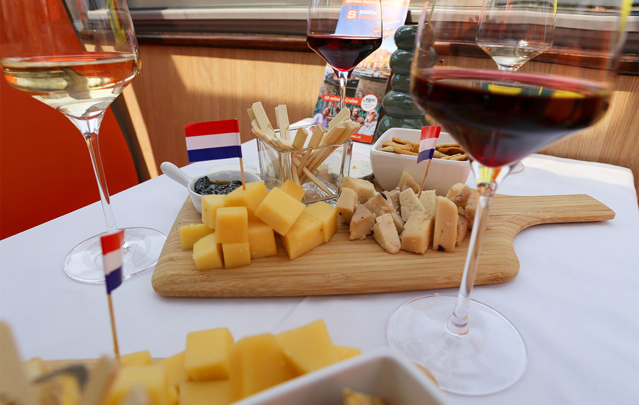 Kaas- & Wijn Avondrondvaart door Haarlem met Smidtje Canal Cruises (2p.)