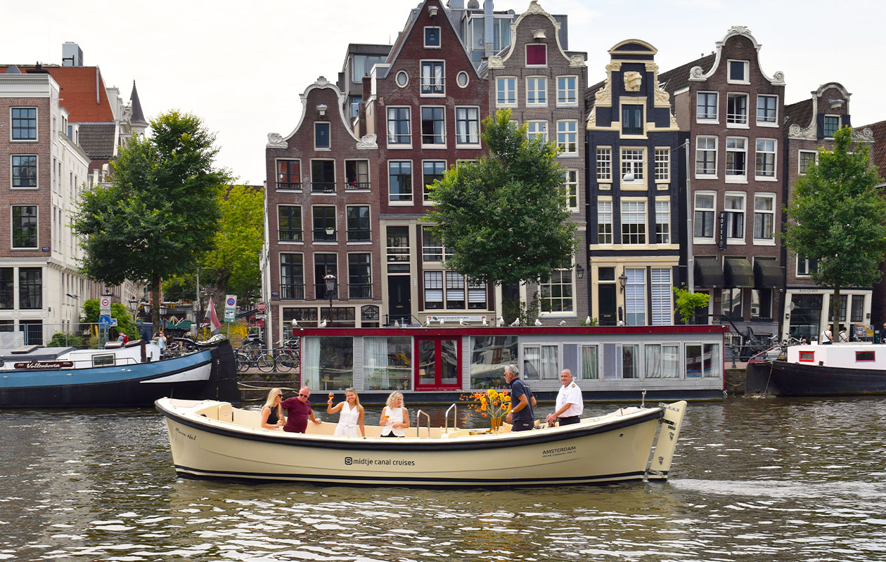 Rondvaart door Amsterdam met een luxe open sloep (2p.)