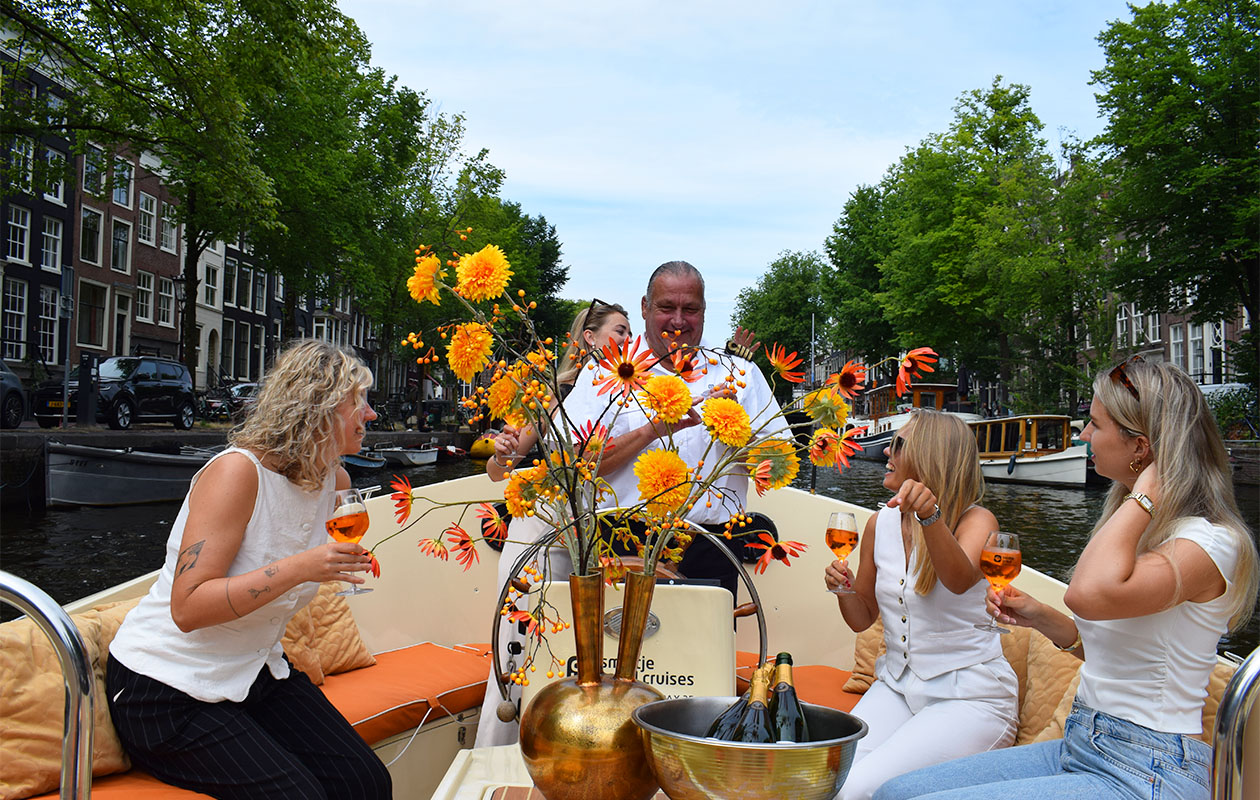 Rondvaart door Amsterdam met een luxe open sloep (2p.)