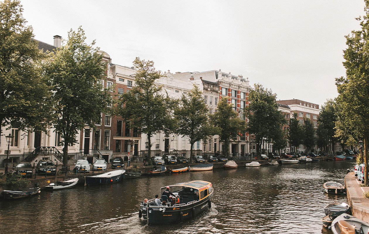 Rondvaart door Amsterdam met een luxe open sloep (2p.)