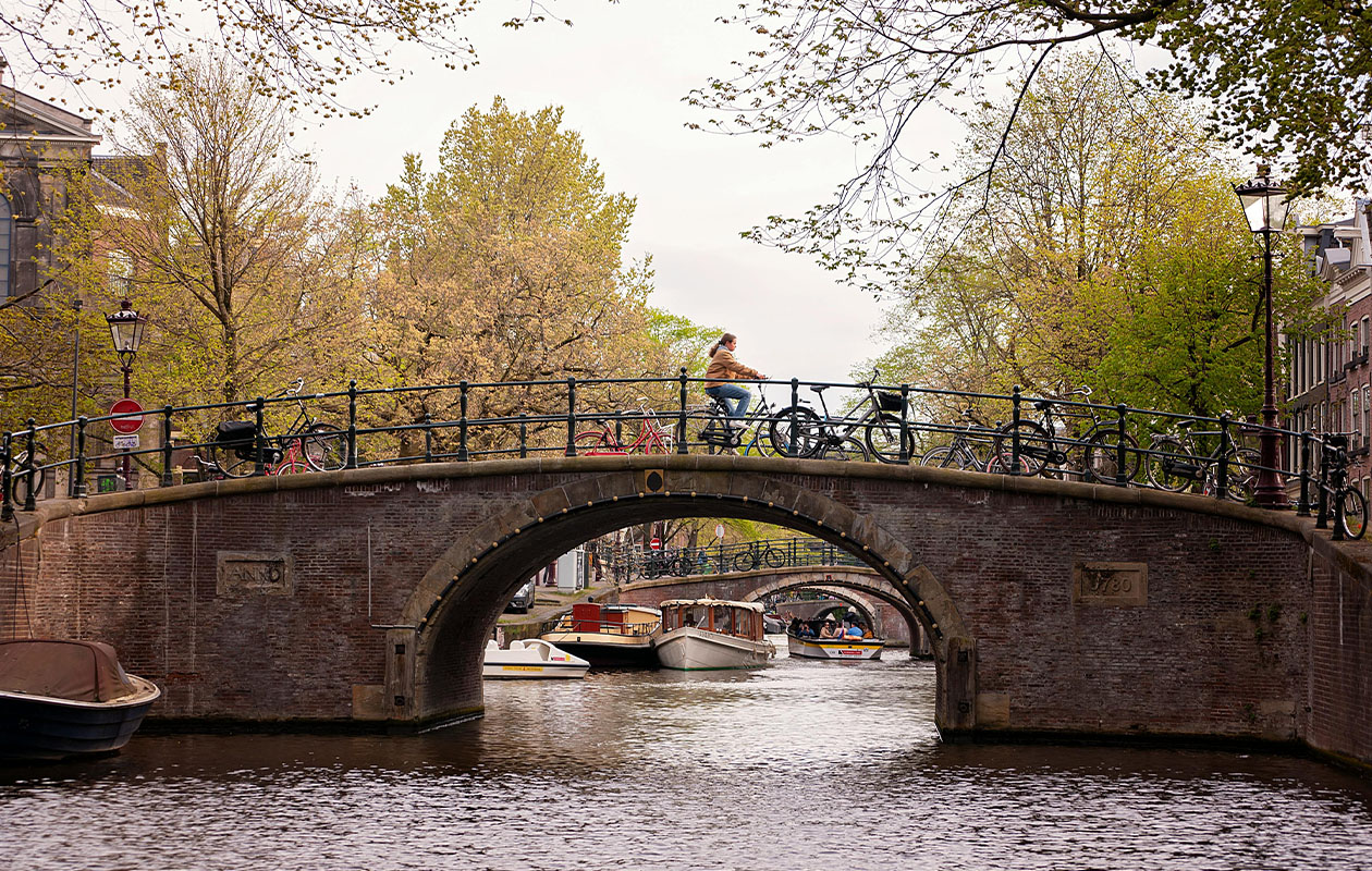 Rondvaart door Amsterdam met een luxe open sloep (2p.)