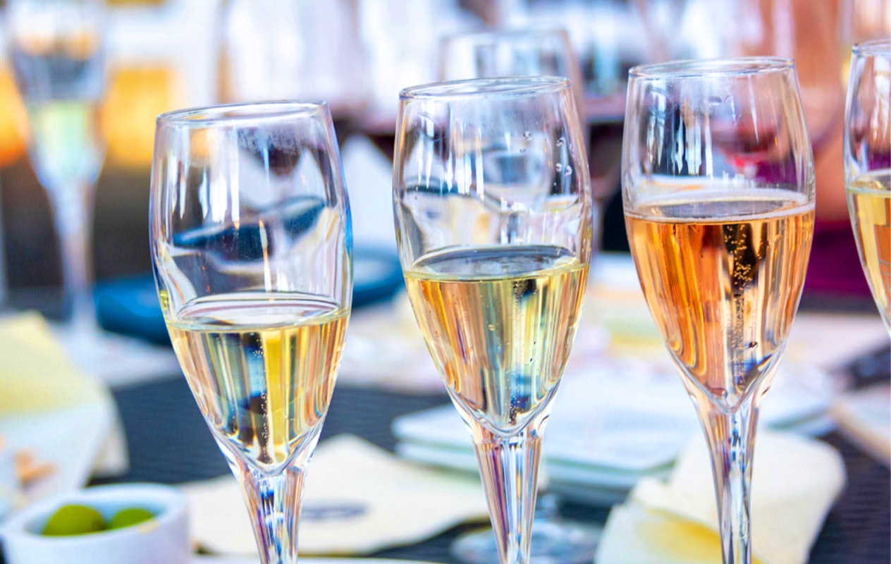 Bubbelproeverij aan huis met De Kasteelhoeve + gratis fles Cava (6p.)