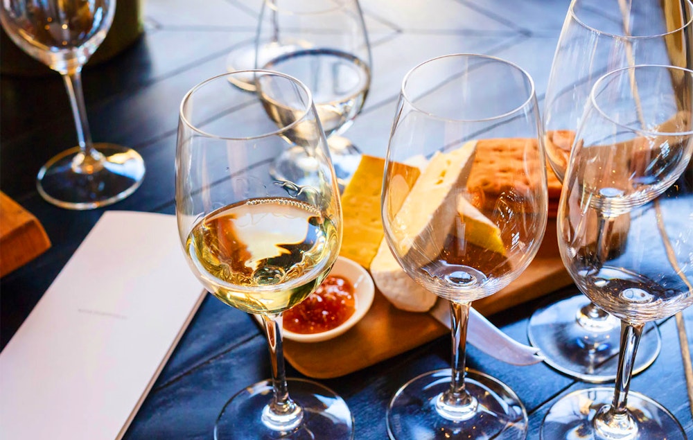 Luxe wijnproeverij aan huis + gratis fles wijn naar keuze (6p.)