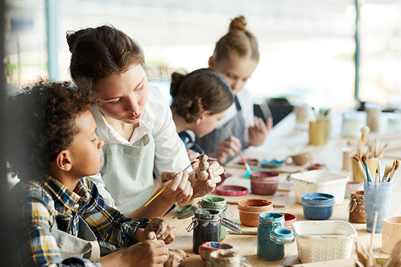 kinderen tijdens een creatieve workshop