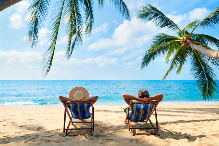 2 mensen in strandstoelen op het strand