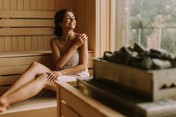 Vrouw met ogen dicht in een sauna