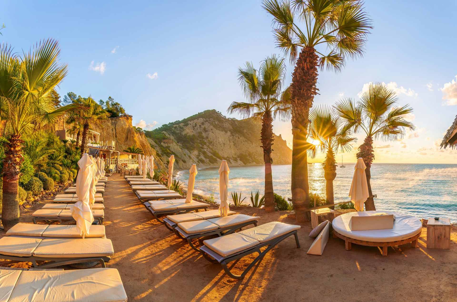 Ibiza zomervakantie tips: Zon, feesten & ontspanning op het Mediterrane eiland