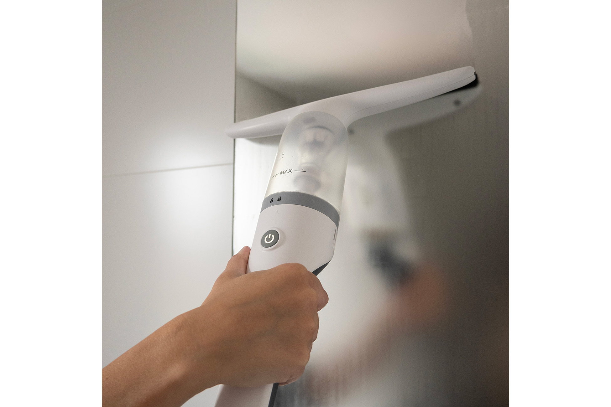 BREND elektrische raamwisser met zuigsysteem en sprayfles