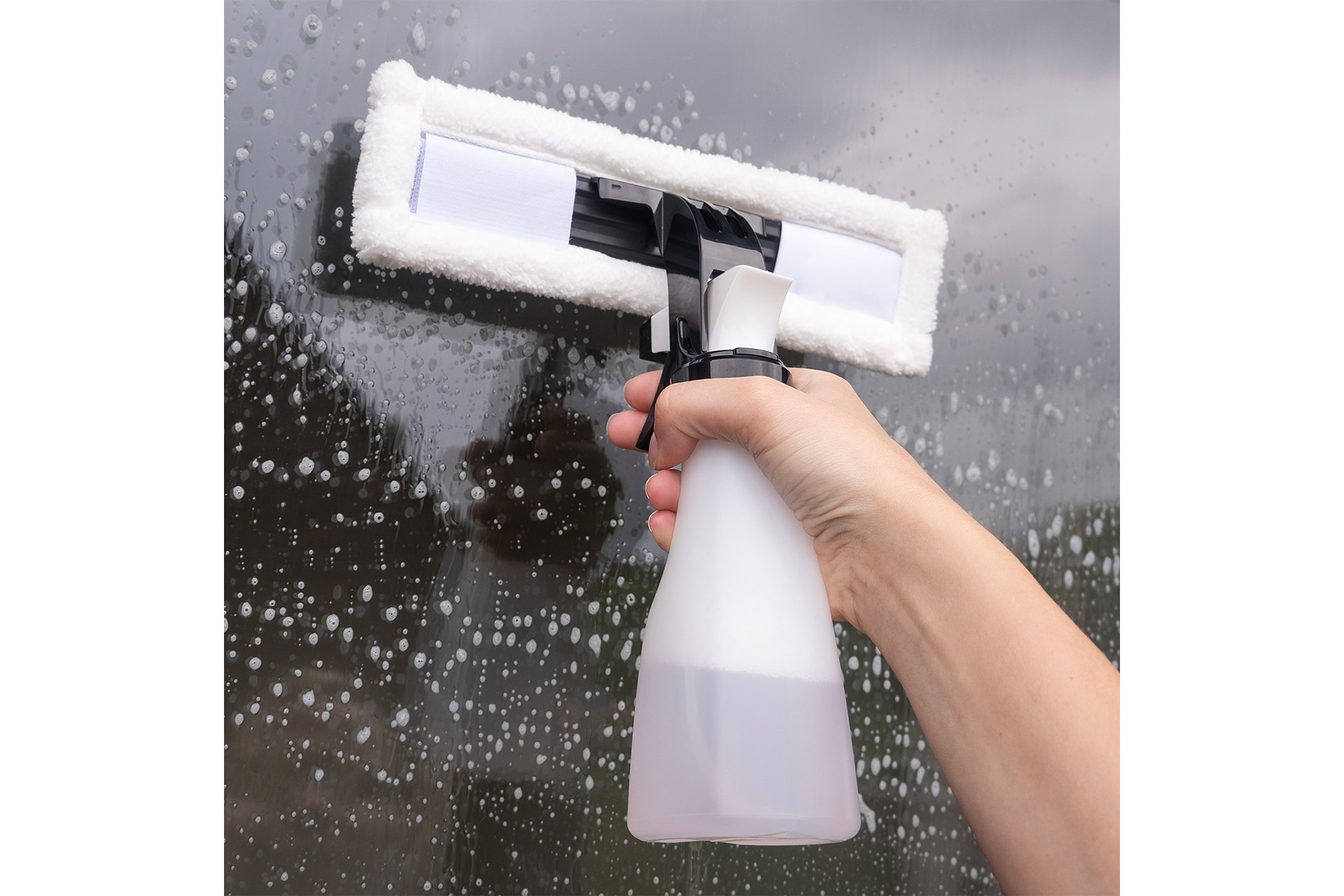 BREND elektrische raamwisser met zuigsysteem en sprayfles