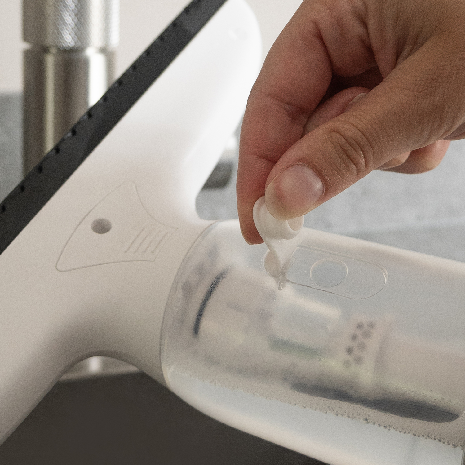 BREND elektrische raamwisser met zuigsysteem en sprayfles