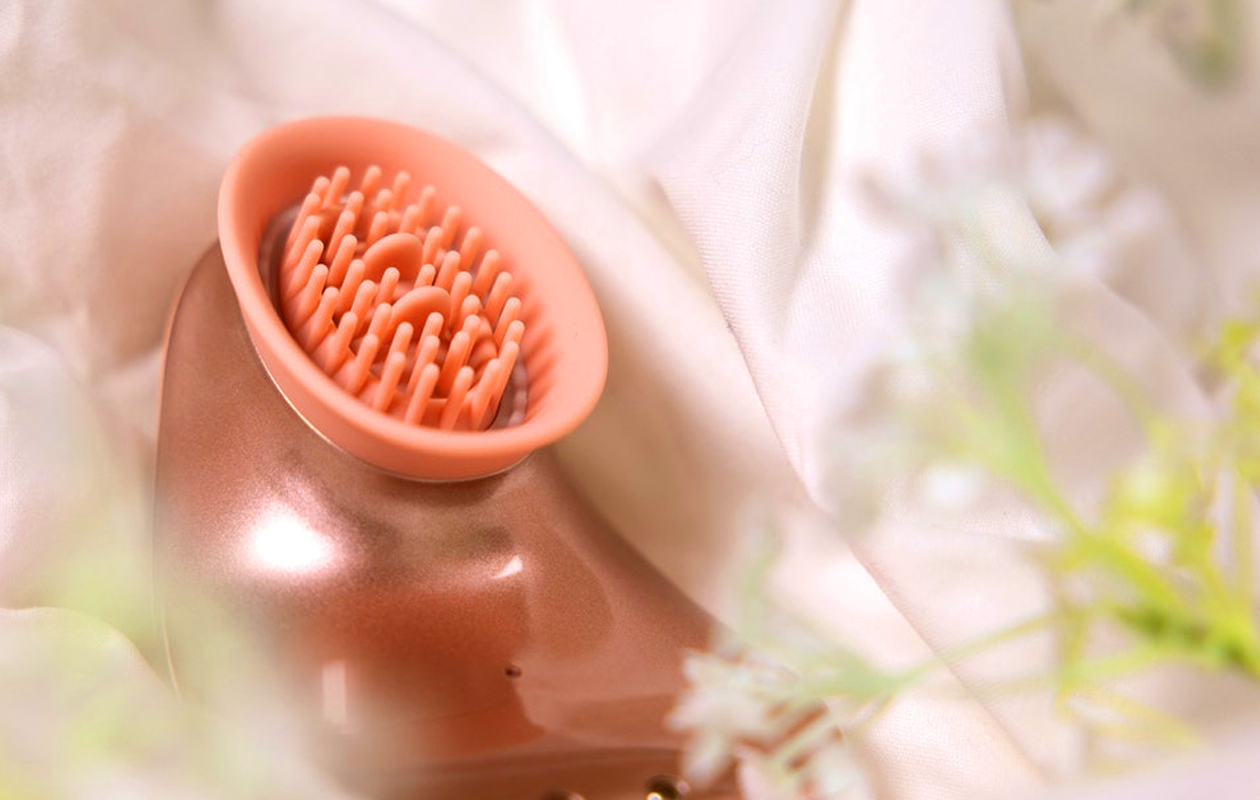 Twitch - Handsfree Suction and Vibration Toy