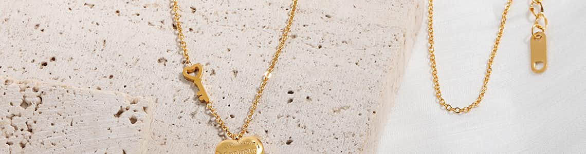 Stralende goudkleurige ketting met hartjeshanger