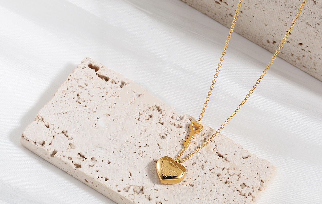 Stralende goudkleurige ketting met hartjeshanger