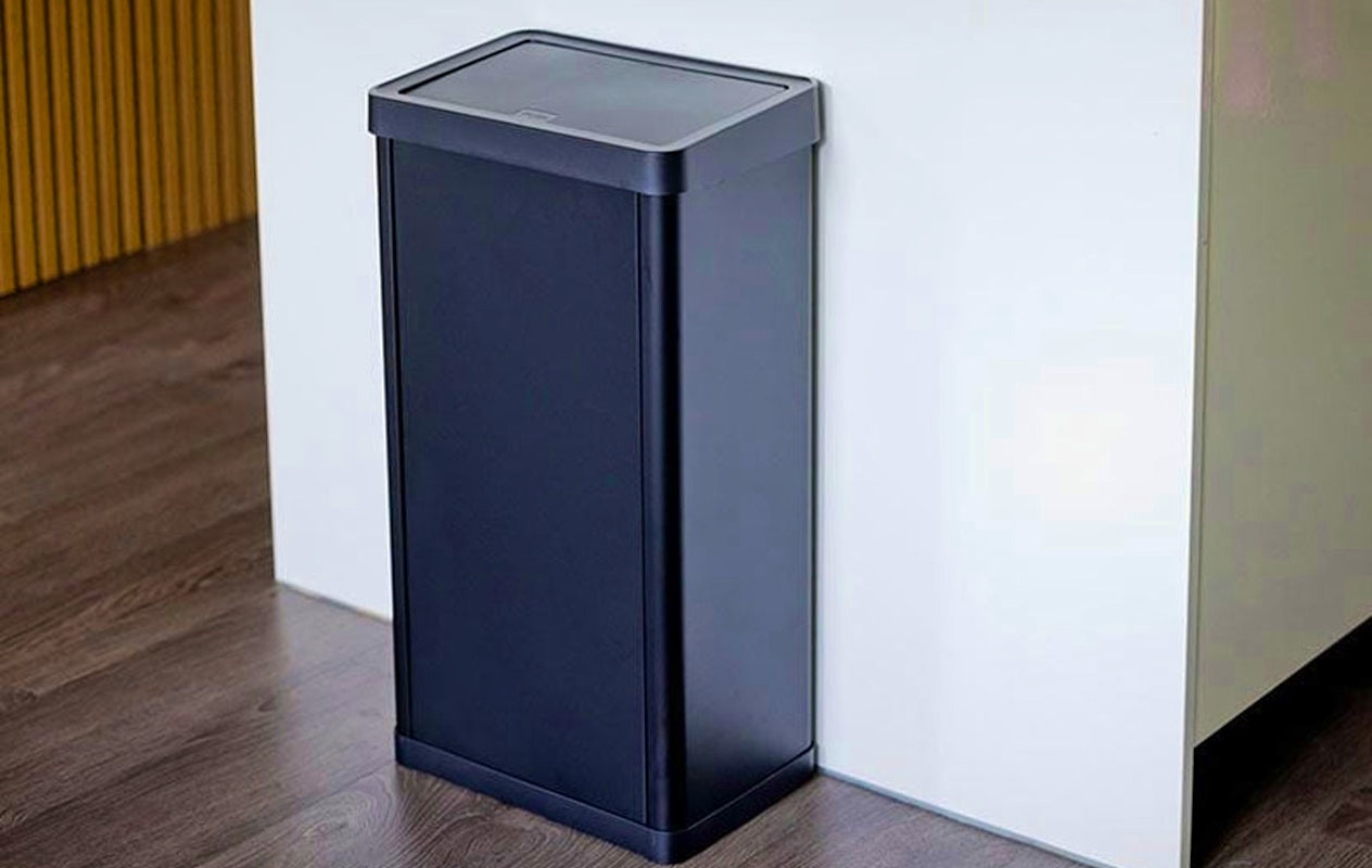 QLT Poubelle renversée