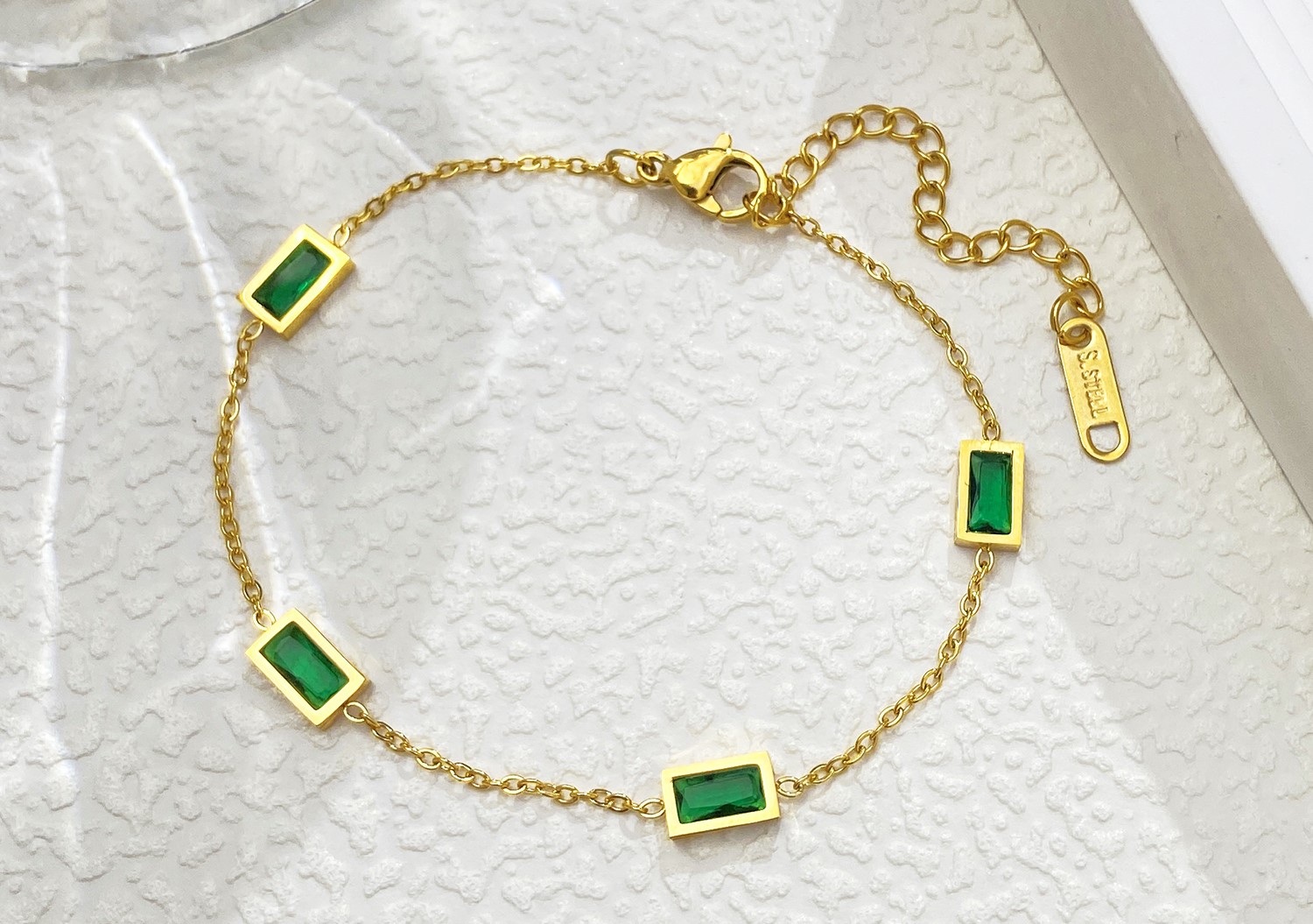 Armband met groene diamantjes