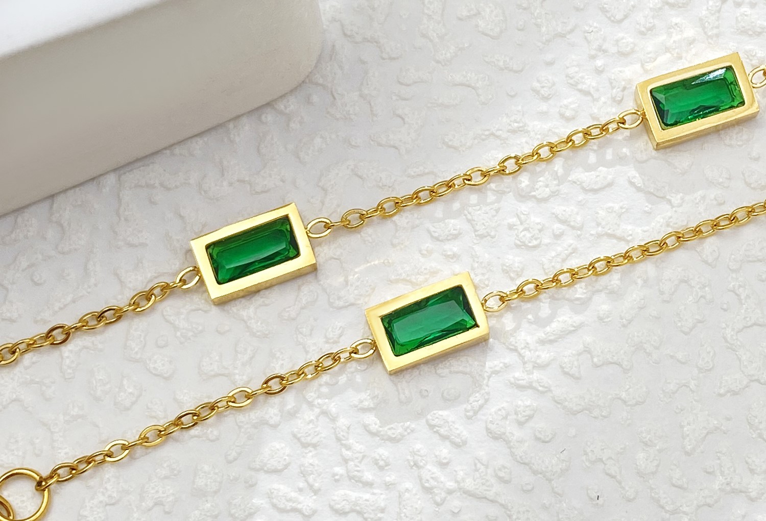 Armband met groene diamantjes