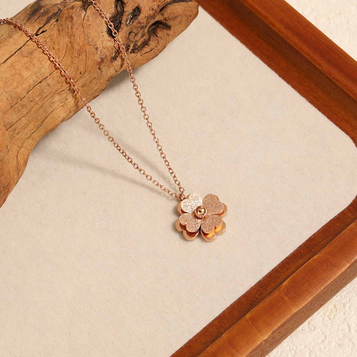 Chique klaver ketting in rose goud kleur