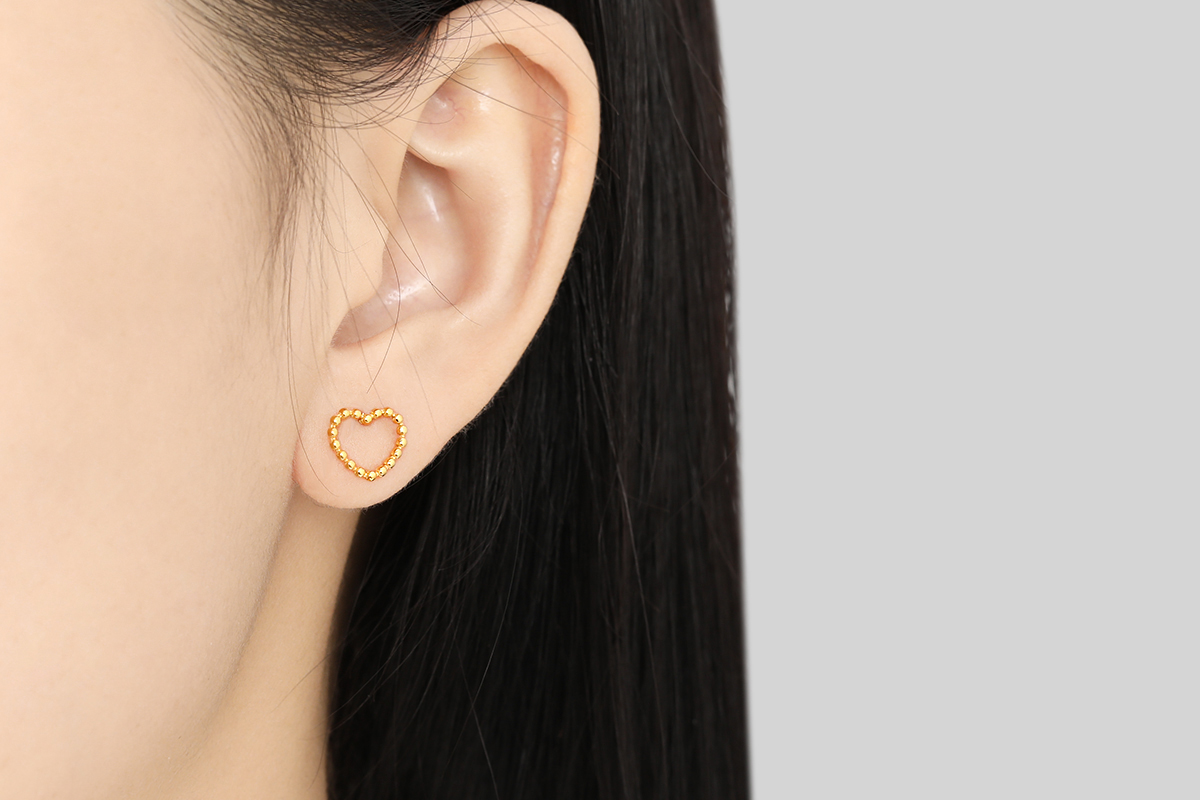 Goudkleurige oorbellen hartvorm