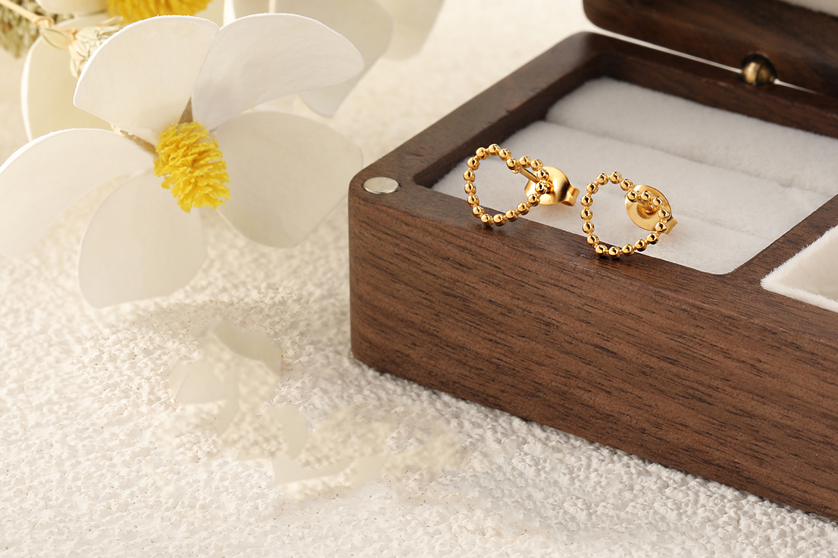 Goudkleurige oorbellen hartvorm