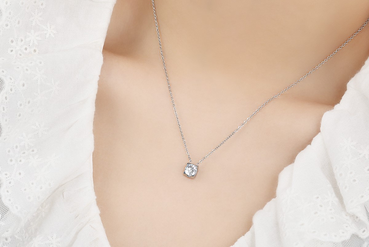 Elegante zilverkleurige ketting met fonkelende steen als hanger