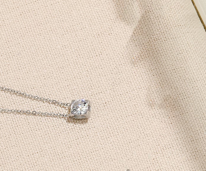 Elegante zilverkleurige ketting met fonkelende steen als hanger
