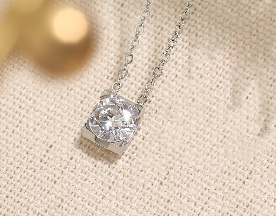 Elegante zilverkleurige ketting met fonkelende steen als hanger
