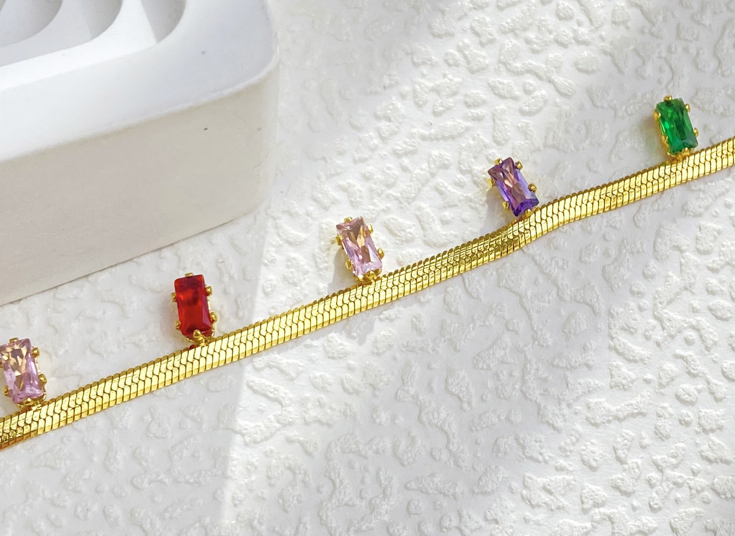 Bracelet en or avec diamants colorés