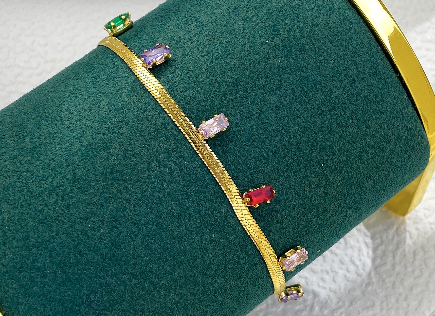 Bracelet en or avec diamants colorés