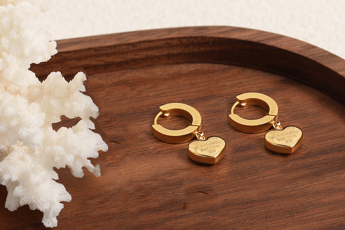 Goudkleurige oorbellen met hartvormige bedel