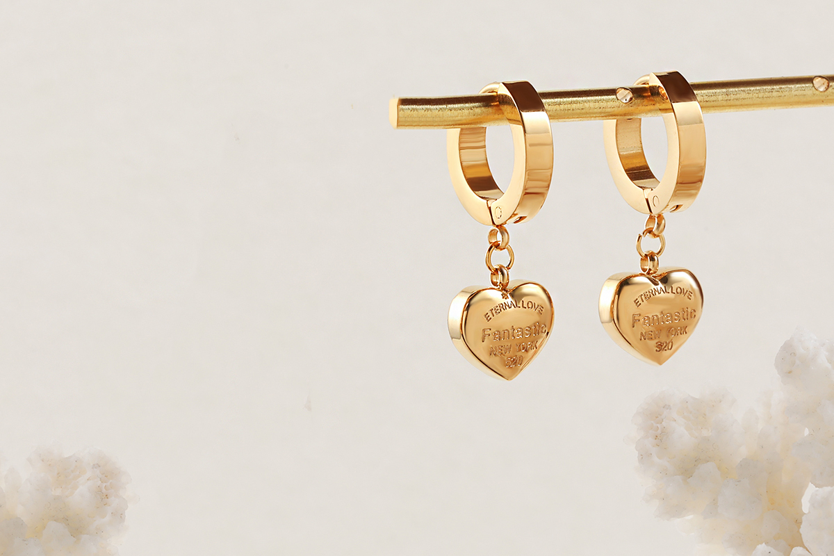 Goudkleurige oorbellen met hartvormige bedel