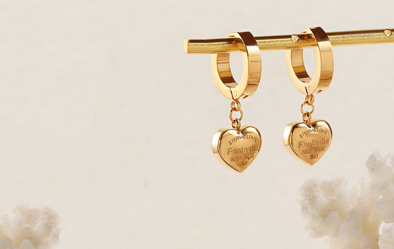 Boucles d’oreilles couleur or avec pendentif en forme de cœur