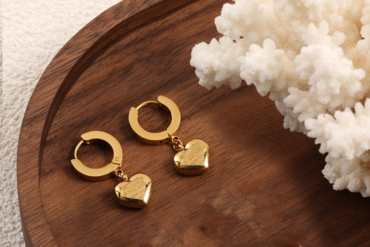 Goudkleurige oorbellen met hartvormige bedel