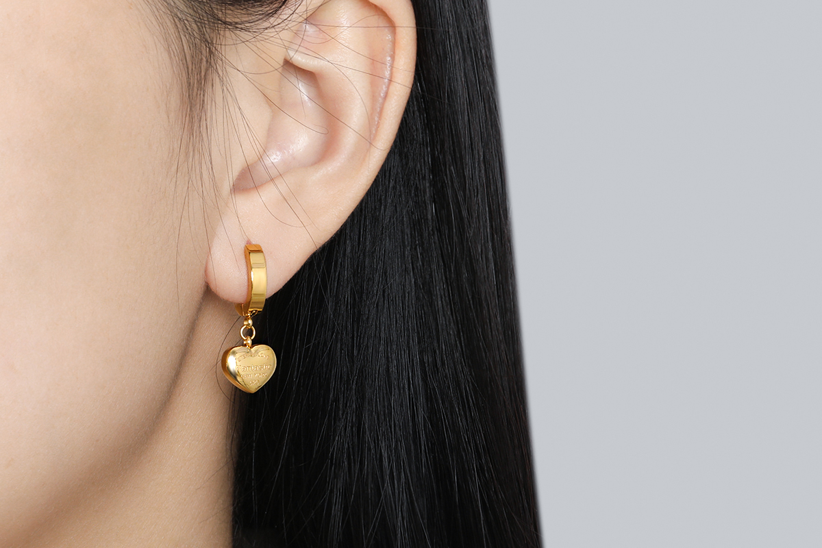 Goudkleurige oorbellen met hartvormige bedel