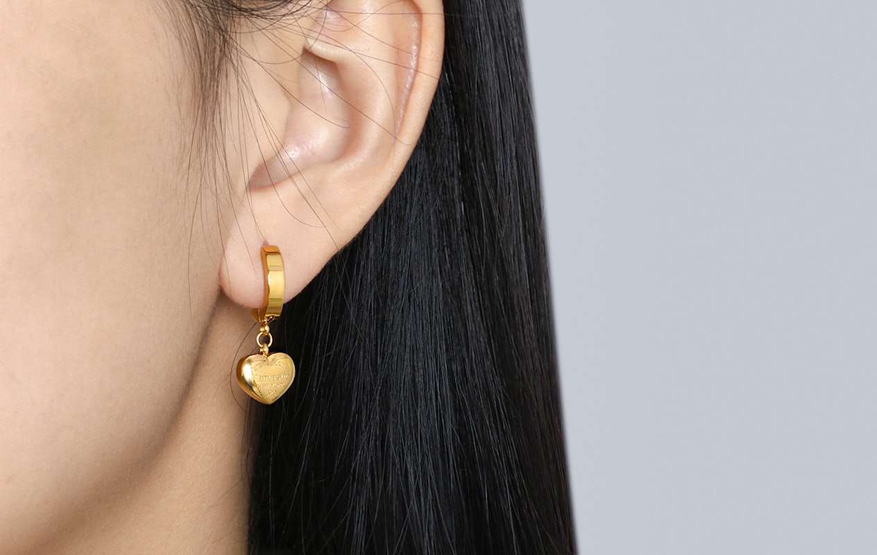 Boucles d’oreilles couleur or avec pendentif en forme de cœur
