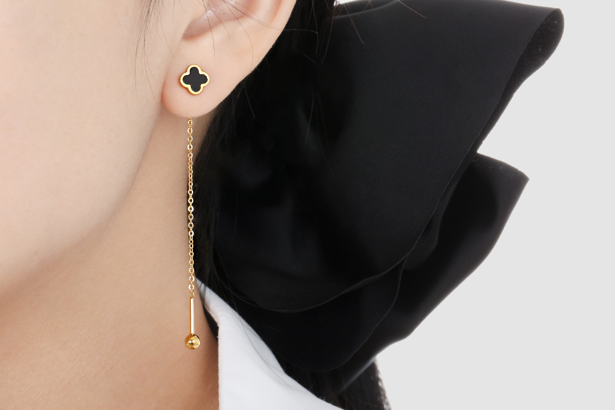 Goudkleurige oorbellen met klavertje en elegante ketting