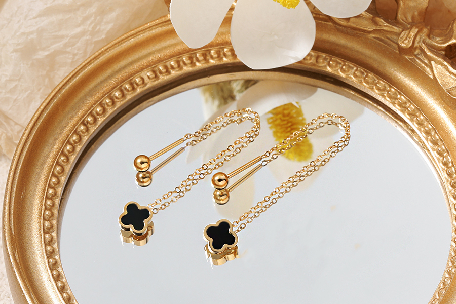 Goudkleurige oorbellen met klavertje en elegante ketting