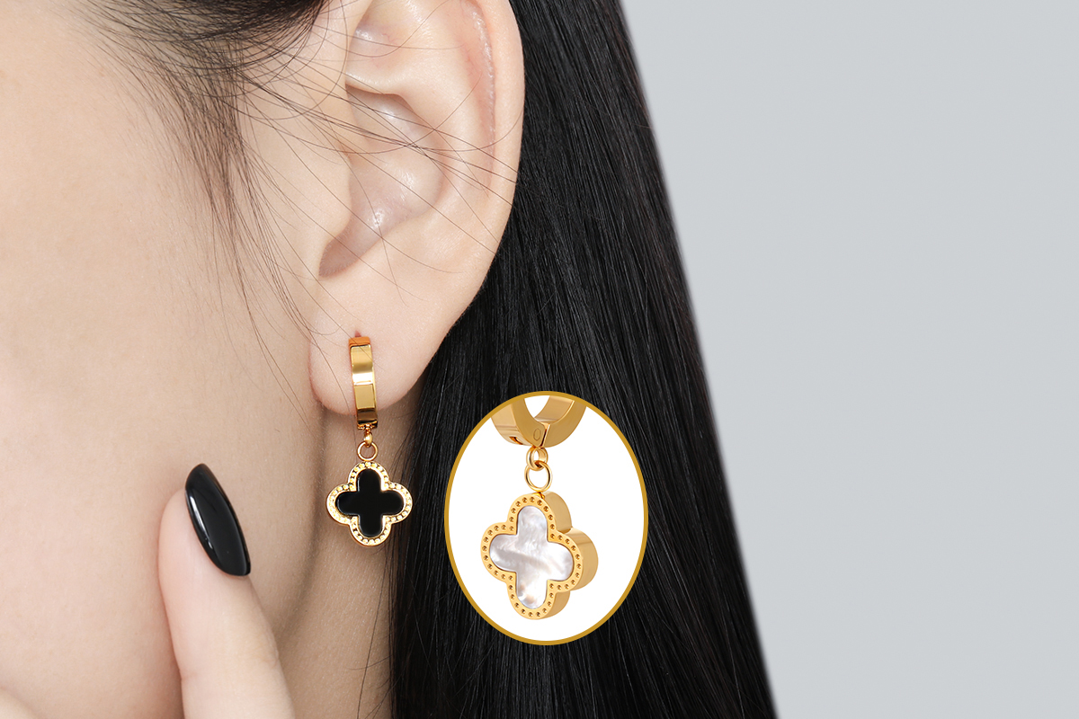 Goudkleurige oorbellen met klavertjevier bedel