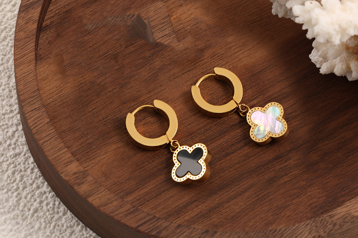 Goudkleurige oorbellen met klavertjevier bedel